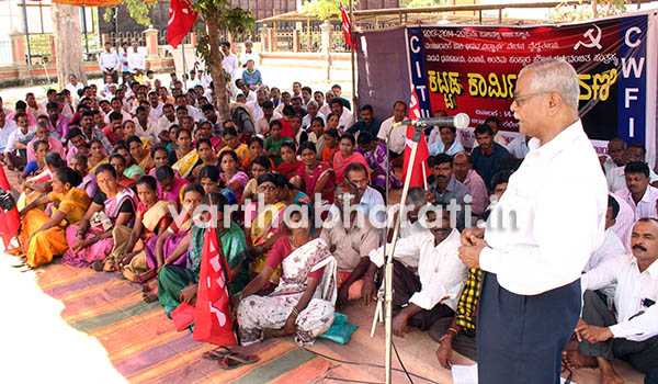 ಕಟ್ಟಡ ಕಾರ್ಮಿಕರ ಅರ್ಜಿಗಳಿಗೆ ಸ್ಪಂದಿಸದ ಕ್ರಮ ವಿರೋಧಿಸಿ ಧರಣಿ